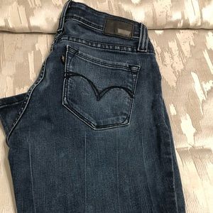 LEVI’s Dark Denim CURVY Jeans